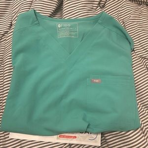 Figs surgical green leon scrub top. gently used